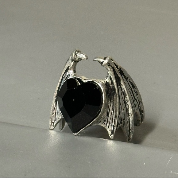 Alchemy England Gothic Bat Heart Ring - Picture 6 of 7